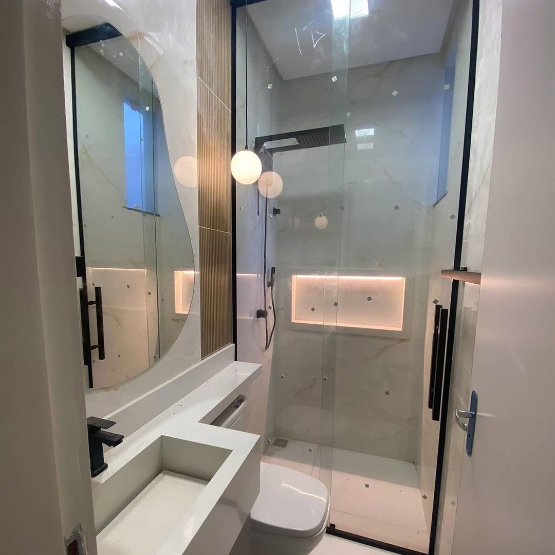 Transforme o seu banheiro com box e espelho orgânico trazendo ainda mais elegância para sua casa